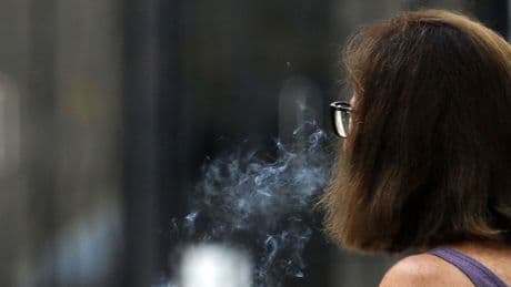 El Gobierno presenta la reforma de la ley antitabaco: las claves de la norma que prohibirá fumar en las terrazas