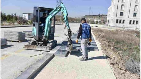 ABB kaldırım, bordür ve bariyer yenileme çalışmalarına devam ediyor