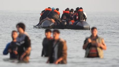 Frankreich | Überfahrt von Frankreich nach Großbritannien: Schlauchboote stechen im Morgengrauen in See