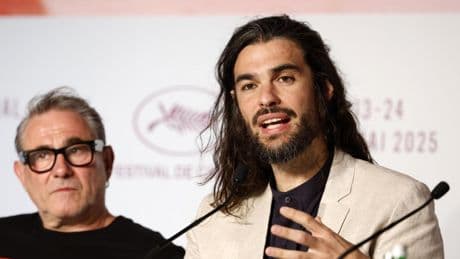 Oliver Laxe sacude Cannes con el trance de 'Sirat': “Nunca hay que dejar de bailar, incluso si es el fin del mundo”