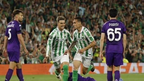 El Betis vence a la Fiorentina y da el primer paso para alcanzar la final de la Conference