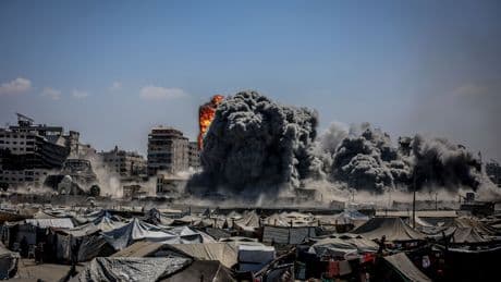 İsrail, Gazze'de UNRWA'ya ait 3 okulu bombalayarak binlerce kişiyi yerinden etti