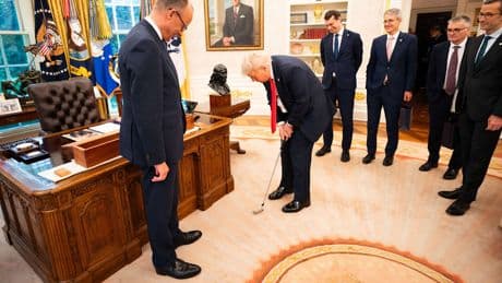 Mitbringsel probiert Trump sofort aus - Merz schenkt Trump Golfschläger