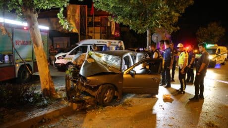 Otomobil ağaca ok gibi saplandı: 2 ölü