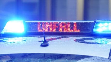Verkehrsunfall: Auto kracht in Baum - Ein Toter, zwei Schwerverletzte