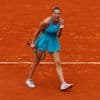 Sabalenka knokt zich naar halve finales en treft Swiatek op Roland Garros