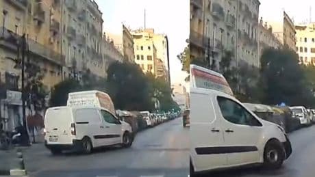 La temeraria incorporación de un coche a una carretera de Valencia que casi acaba en accidente: “Ese adorno que tiene a la derecha se llama espejo retrovisor y no sabe que le es muy útil”