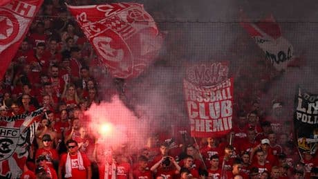 Skandal im Ostderby – Fans jagen Spieler über den Rasen