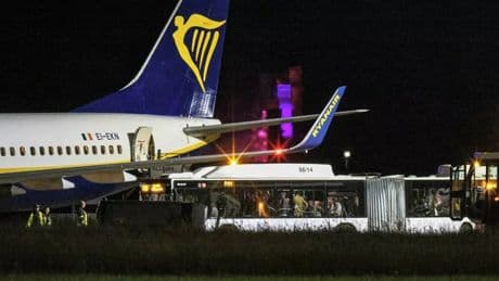 Paura sul volo Berlino-Milano, turbolenza costringe il pilota all'atterraggio d'emergenza: 9 feriti, l'aereo ha colpito una "supercella"