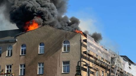 Brände: Feuer in Schöneberger Mehrfamilienhaus - Mann in Krankenhaus
