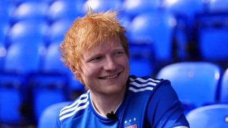 "On est la risée de tous": des fans d’Ipswich Town en ont marre d'Ed Sheeran et de sa dernière idée avec le maillot