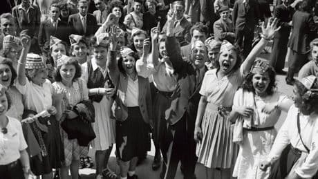 Avec la capitulation des nazis, la fin de l’horreur et l’espoir du bonheur