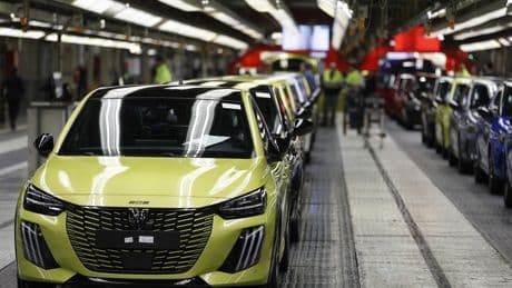 Las fábricas de coches dejan de producir miles de vehículos por falta de electricidad
