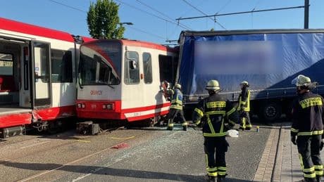 Dortmund: Sattelzug rammt Stadtbahn - zwölf verletzte Fahrgäste