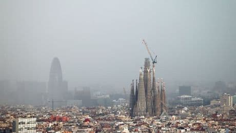 "Justice climatique": des militants jettent de la peinture sur la Sagrada Familia pour dénoncer "l'absence de mesures"