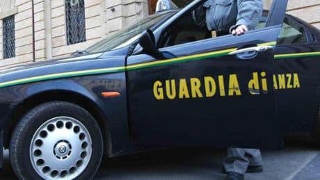 La Spezia, si finge pm ed estorce denaro ai genitori: trentenne condannata a due anni e mezzo