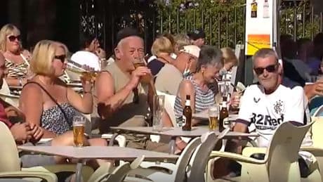 Un periodista británico prueba las cañas a un euro de un bar de Benidorm: &quot;Sentí que había cometido un robo&quot;
