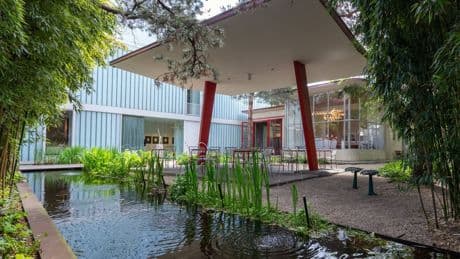 Ausstellungen: Wieder Kunst, Kaffee und Kuchen in alter Berliner Tankstelle