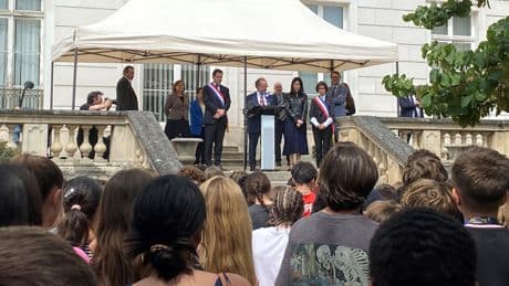 «Tout le monde mérite d’être en sécurité» : à Paris, l’émotion des élèves durant la minute de silence en hommage à la surveillante décédée