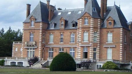 L’ouverture d’un internat catholique parrainé par le milliardaire Pierre-Edouard Stérin autorisée par les autorités, malgré les critiques