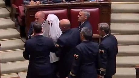 Un diputado italiano se disfraza de fantasma para protestar contra Giorgia Meloni y es expulsado