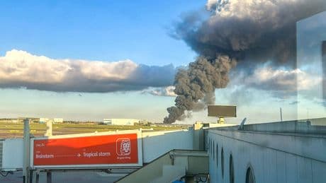 Grote rookontwikkeling bij enorme brand in caravanopslag in Aalsmeer, pluim in wijde omgeving te zien