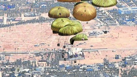 Parte de la comida lanzada por España sobre Gaza acaba en el mercado negro