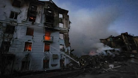 Ucraina, almeno 27 morti e 12 bambini feriti nell’ultimo attacco russo su Kiev