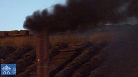 Conclave, al via l'elezione del Papa: la prima fumata &egrave; nera