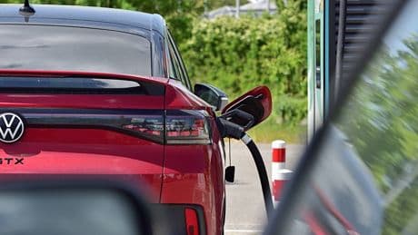 Tesla crasht, BYD holt sich ein blaues Auge – VW ist der lachende Dritte