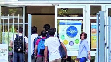 Amuleti, ansia e champagne: via agli orali della Maturità a Chiavari