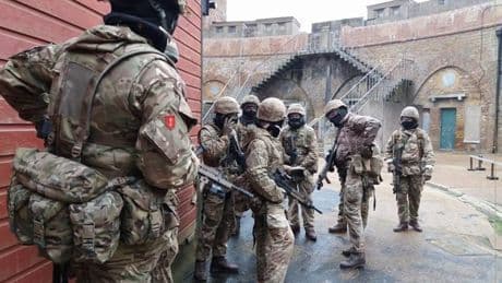 El Ejército británico se exhibe en Gibraltar con un desfile y maniobras militares