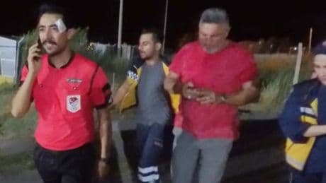 Futbolcu kırmızı kart gösteren hakemi yumrukladı