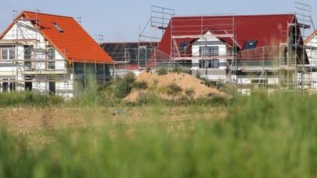 Wohnungsbau: Mehr Genehmigungen für Einfamilienhäuser, Stagnation bei Mehrfamilienhäusern