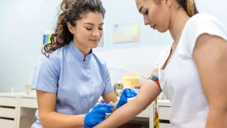 Cómo funciona la donación de médula ósea: requisitos, compatibilidades y posibles riesgos