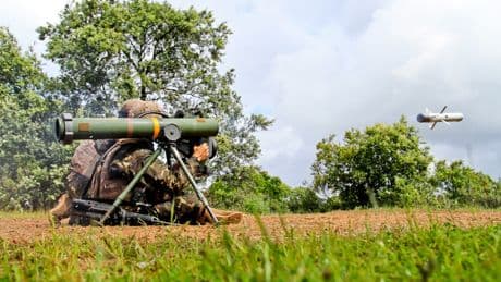 Defensa lleva el veto a Israel a programas clave de armamento: revoca la concesión para los misiles Spike LR2
