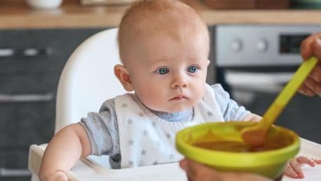 Un estudio advierte del riesgo de los plastificantes en la dieta de los bebés en Barcelona