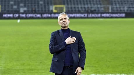 Kadıköy'de İsmail Kartal sesleri: Açılan pankart olay çıkardı