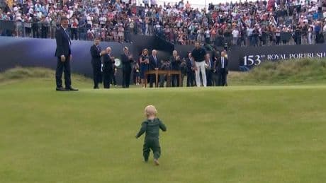 Niedlicher Auftritt: Kleiner Sohn stiehlt Golf-Star bei Siegerehrung die Show