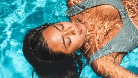 Los cuatro cosméticos de tu 'skinroutine' que debes evitar antes de ir a la piscina
