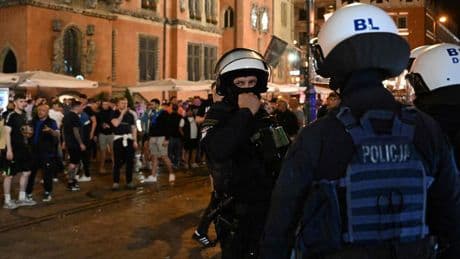 VIDEO Poolse politie moet ingrijpen vanwege geweld voor Conference League-finale Chelsea-Betis