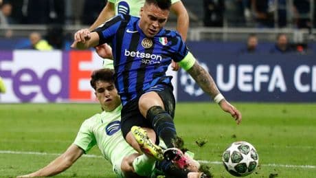 Arsene Wenger says referee made major mistake in Inter’s Champions League win over Barcelona
