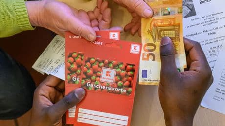 Grundrechte | Verletzung von Grundrechten: Entwürdigende Karten