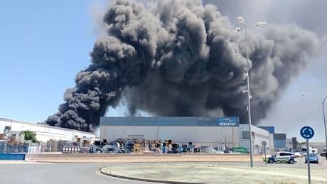 Explosion in spanischer Chemiefabrik - Flammen schießen in den Himmel