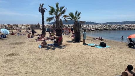 "Ça fait du bien au moral": à Toulon, touristes, habitants et commerçants se réjouissent de la météo estivale