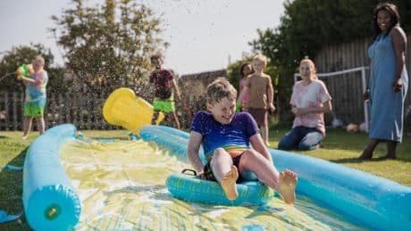 Piscinas hinchables con tobogán y chorros de agua