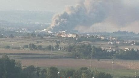 Un incendio calcina tres naves en el polígono Malloles en Vic