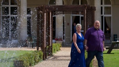 Après avoir remporté le jackpot à l’EuroMillions et acheté un luxueux manoir, il retourne vivre chez sa mère