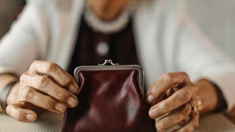 Rentnerin bewältigt finanziellen Alltag mit 2000 Euro dank cleverer Sparstrategien