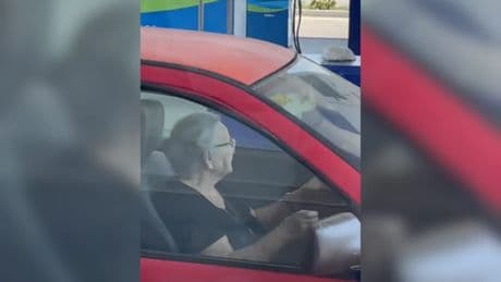 Una abuela de 93 años aparece con su coche en el trabajo de su nieta y provoca una oleada de reacciones